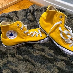 Converse all star, yellow size 7.